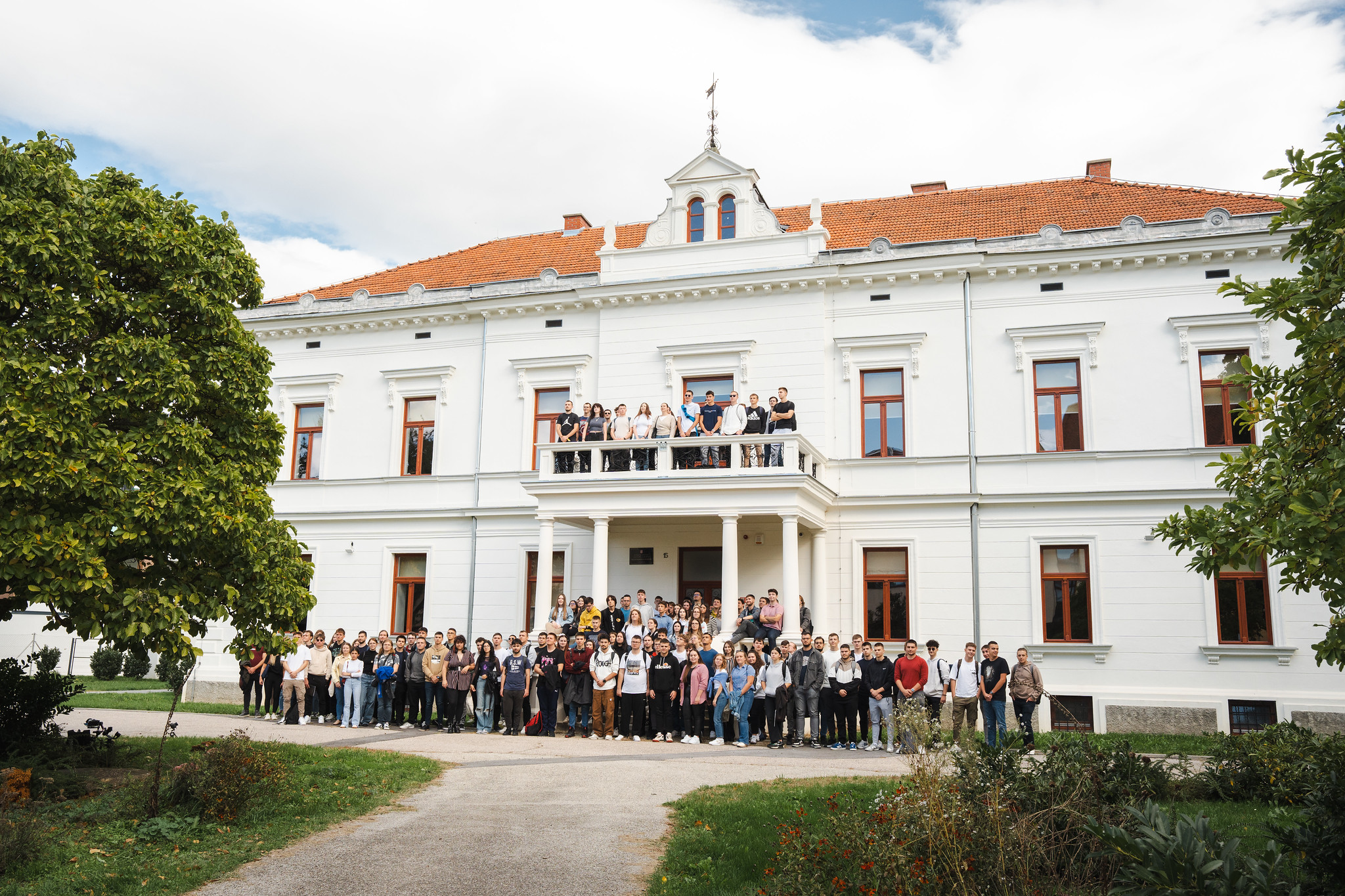 Studenti ispred zgrade FOI-ja
